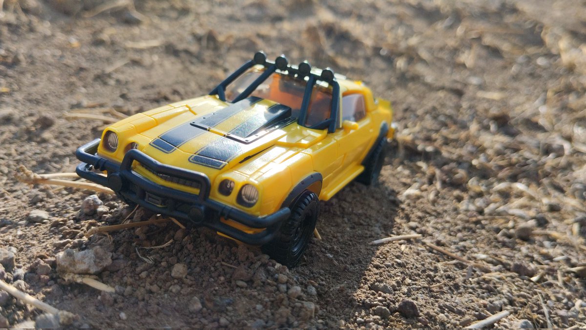 AndresMdfk's tweet photo. Sesion de fotos cutres #01
#Bumblebee #StudioSeries #100 

#rotb #transformers #autobots #fotos #riseofthebeast #decepcions #OptimusPrime #4x4 #hasbro #toys #colection #yellow #todoterreno https://t.co/6hzFoOJFzK