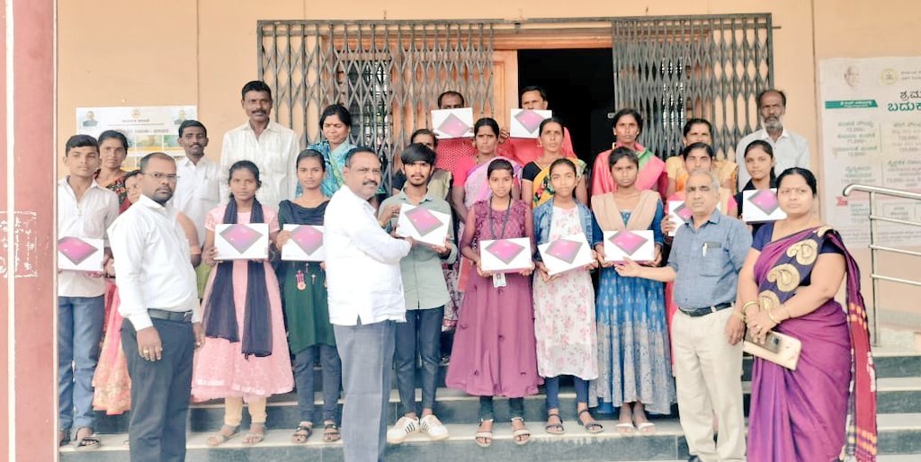 WorkersBoard's tweet photo. ಮಂಡಳಿಯ ವತಿಯಿಂದ ಕಲಬುರಗಿಯ ಜಿಲ್ಲಾ ಕಾರ್ಮಿಕ ಕಚೇರಿಯಲ್ಲಿ ನೋಂದಾಯಿತ ಕಟ್ಟಡ ಕಾರ್ಮಿಕರ ಮಕ್ಕಳಿಗೆ ಟ್ಯಾಬ್ ಗಳನ್ನು ನೀಡಲಾಯಿತು.
ಈ ಸಂದರ್ಭದಲ್ಲಿ ಕಾರ್ಮಿಕ ಇಲಾಖೆಯ ಅಧಿಕಾರಿಗಳು ಉಪಸ್ಥಿತರಿದ್ದರು.
#TabDistribution #KBOCWWB #Kalaburgi https://t.co/I9s5yOBxDg