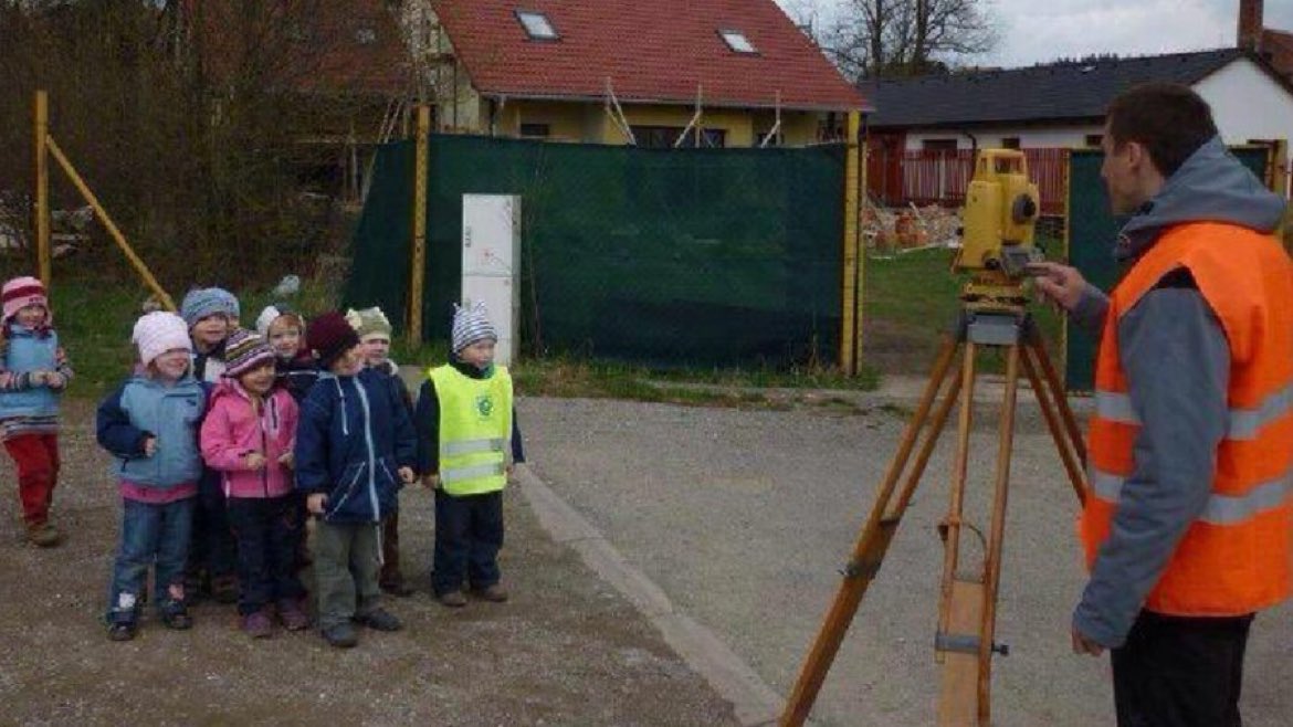 Ölçüm yapan mühendisi fotoğrafçı sanan çocuklar…