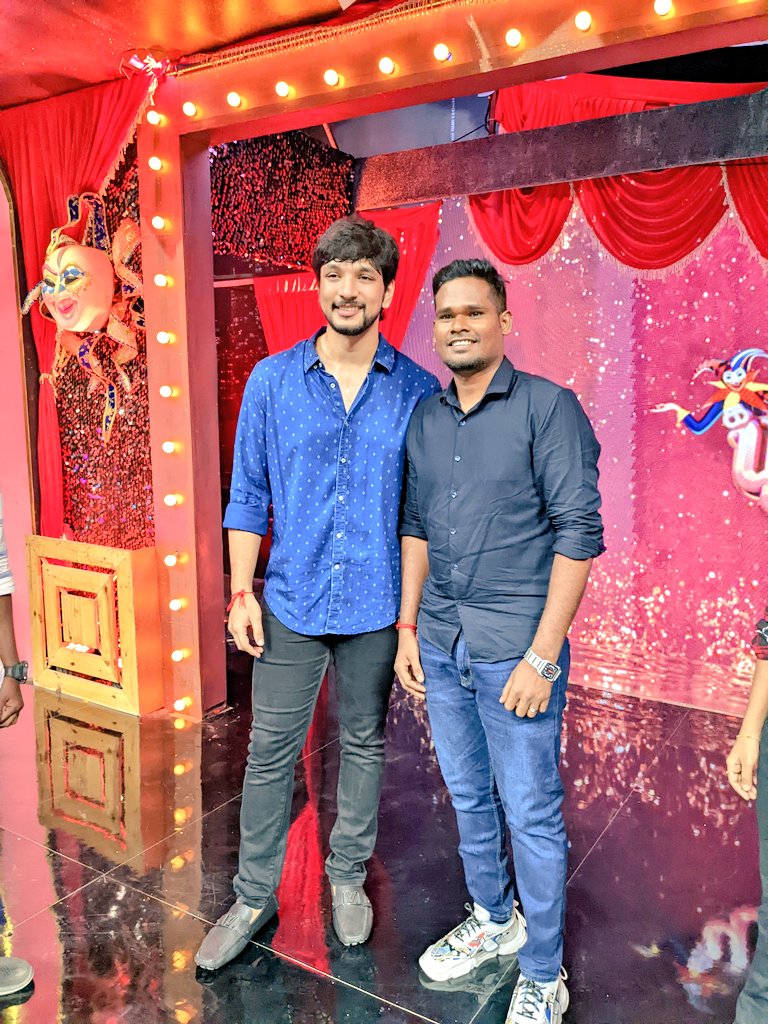 Vijay tv champions shooting mode guest @Gautham_Karthik anna my Machan @VijaytvpugazhO nice too meet you 😋💐🙏 #1947movie success aaga vaazthugal 💥💥💥💥🎉🎉🎉🎉🎉