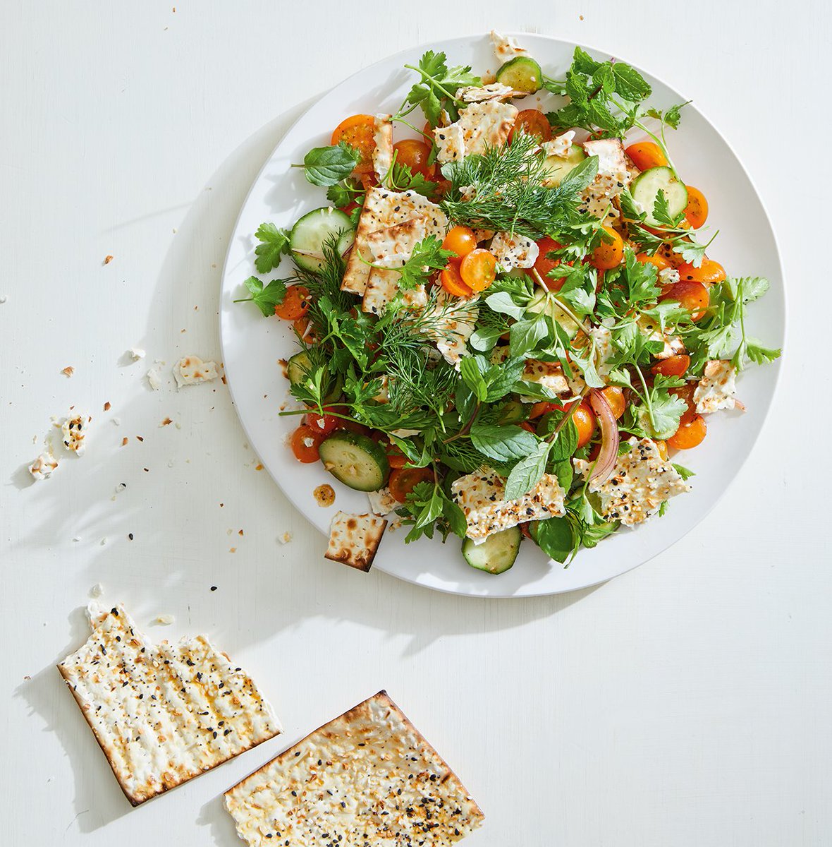 'Nog maar 2 weken tot Pasen! 🐣 Ben jij verantwoordelijk voor de paasbrunch en kun je hiervoor wel wat inspiratie gebruiken? Met deze fattoush met matses uit 'Salade Freak' pak je jouw tafelgasten helemaal in. 'Tasty', 'crispy' &amp; 'healthy'!

bit.ly/boek_saladefre…