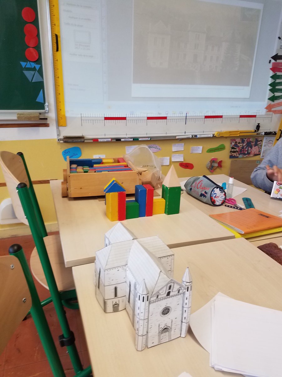 CMRenoux's tweet photo. #DefiTwitt En pleine recherche pour faire notre bâtiment avec des solides, lien entre les projets et domaines @defitwitts @MineStory2023 @MathsMhm https://t.co/unm5Zqf4ZY