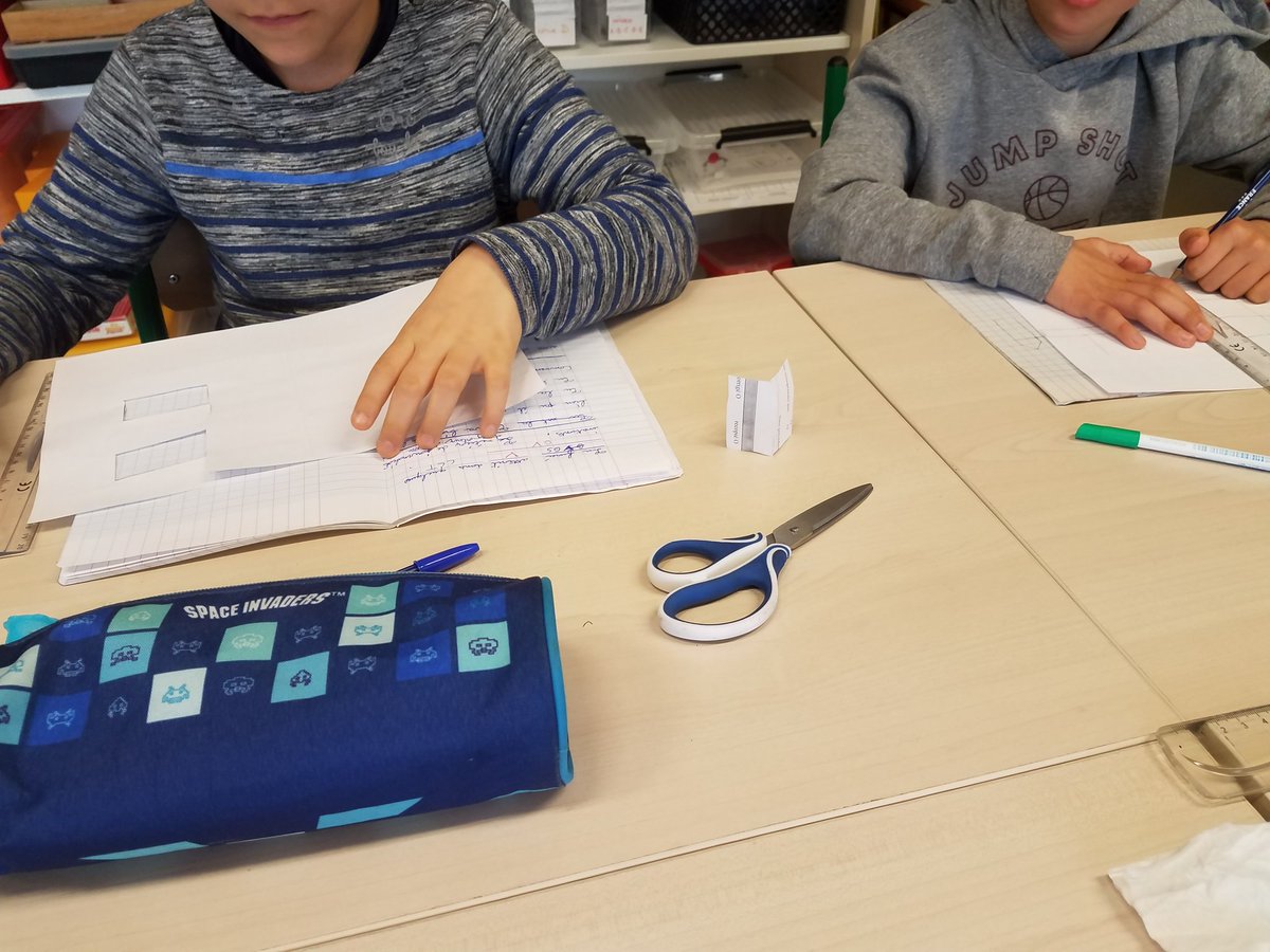 CMRenoux's tweet photo. #DefiTwitt En pleine recherche pour faire notre bâtiment avec des solides, lien entre les projets et domaines @defitwitts @MineStory2023 @MathsMhm https://t.co/unm5Zqf4ZY
