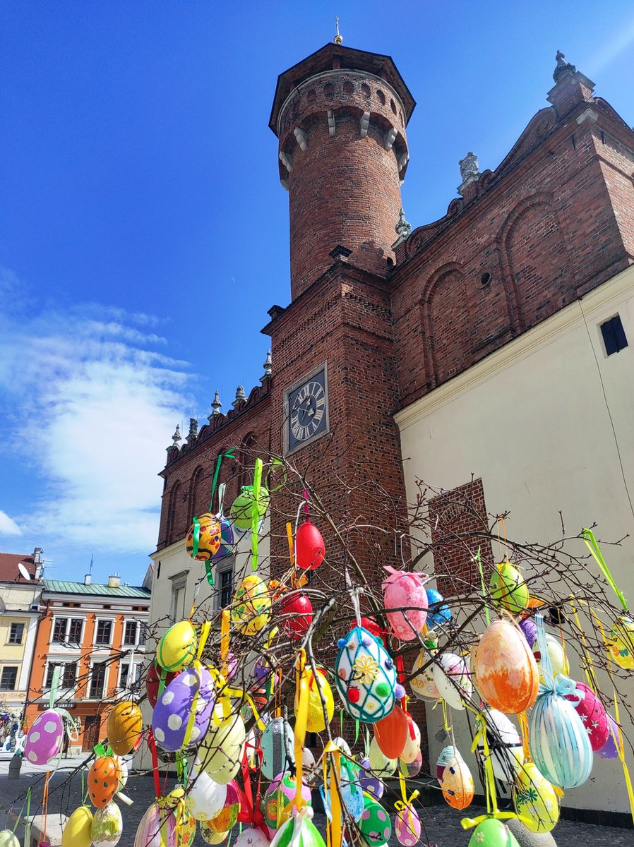 Pięć tysięcy kolorowych pisanek 🐣 ozdobi Tarnów na Wielkanoc. Najmłodsi tarnowianie, młodzież ze szkół oraz seniorzy będą nimi wspólnie 🌳 dekorować miasto. 

📅 30.03.2023
🕛 12.00
📍 Tarnów

Szczegóły 👉 bit.ly/3ZkZmim
Zdjęcia z archiwum