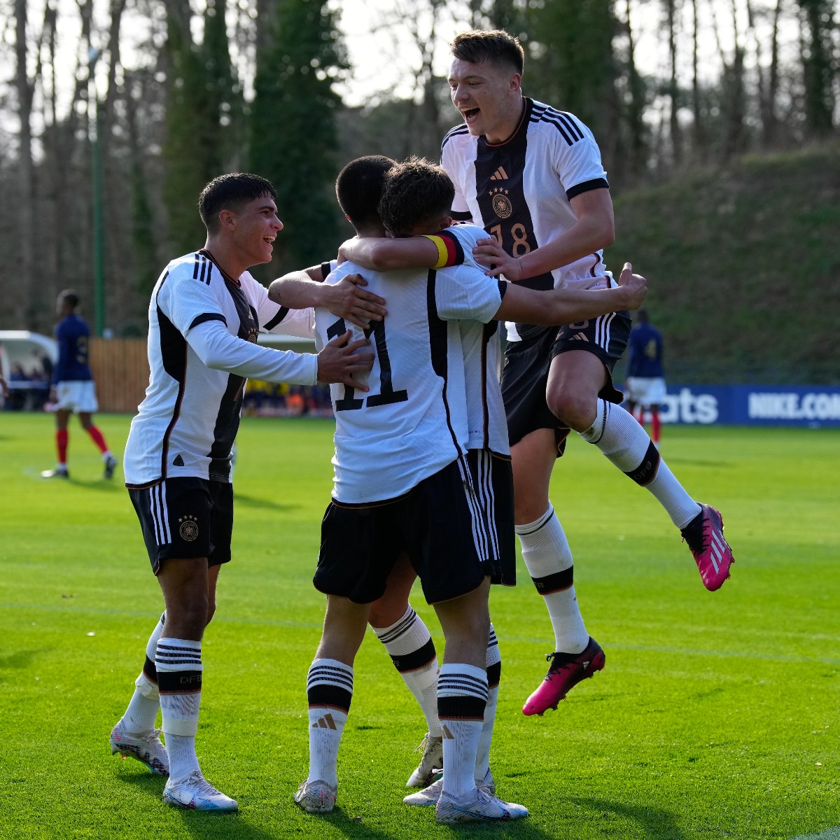 DFBNachwuchs's tweet photo. Dreifacher Matchday für unsere U-Teams! 💥
#U16: 🇮🇹🇩🇪 (ab 11 Uhr)
#U18: 🇫🇷🇩🇪 (ab 11 Uhr, live beim FFF: https://t.co/LtBsfQ5B48)
#U20: 🇮🇹🇩🇪 (ab 15 Uhr, live auf Youtube: https://t.co/hTTFRmKlqs)
Viel Erfolg, Jungs! 😍💪
#HERZZEIGEN https://t.co/EugYvPB4Sk