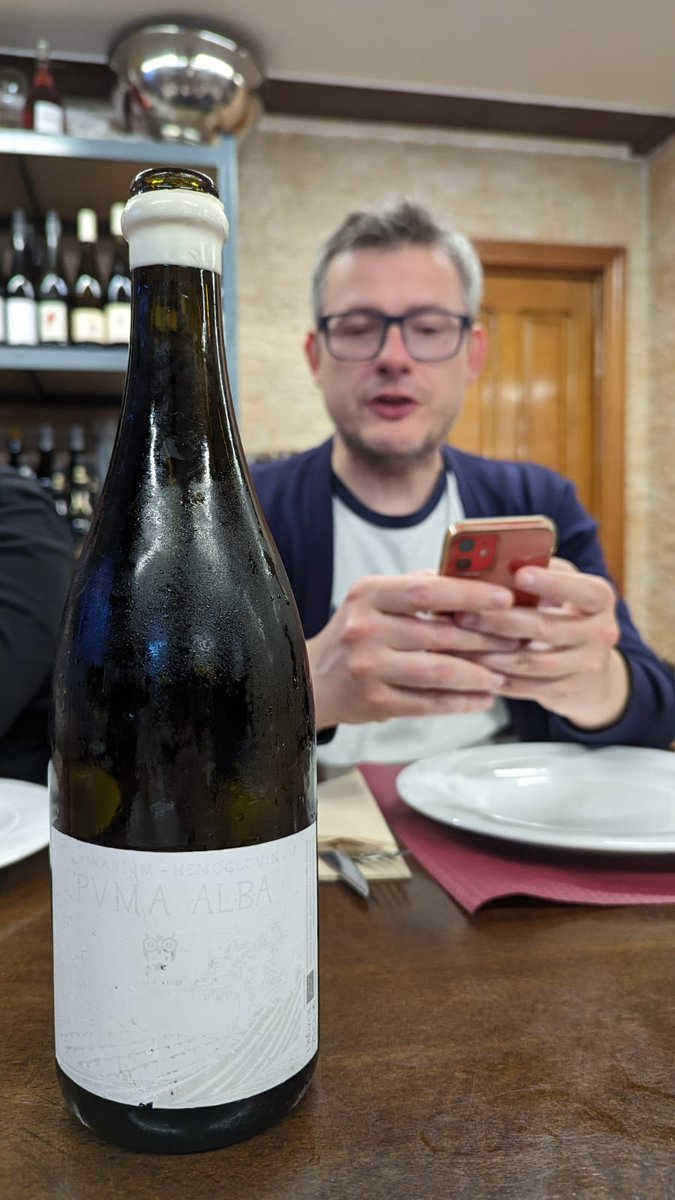 Me pasan este robado de foto. Una botella preciosa que hacemos en <a href="/hemoglovinum/">Hemoglovinum</a> con @SICUSceller . Voy a pedir a alguien photoshoper que elimine  a ese señor del fondo. Gracias a Felipe <a href="/lasriasgijon/">Las Rias Gijón</a> por dar a conocer nuestro proyecto y a <a href="/la_picaeta/">🎙 LA PICAETA - El Podcast -</a> por el robado no posado.