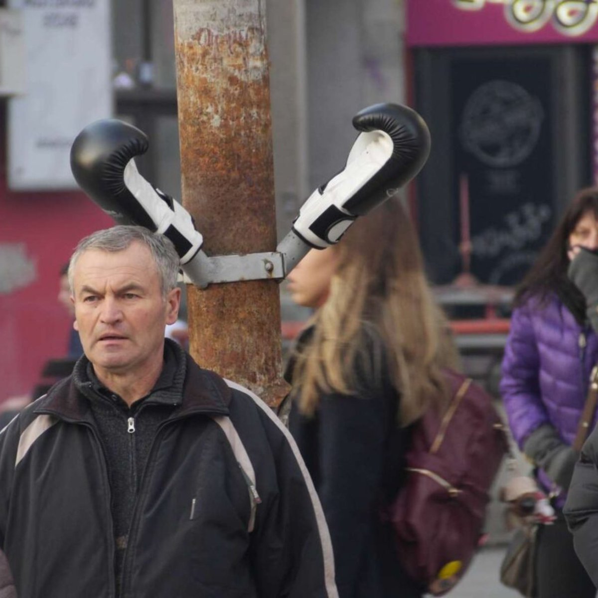 Urbana Gerila - Niš iskoristila je humor, ulične akcije i perfomanse kako bi osvetlili probleme u zajednici. Podstakli su građane da učestvuju u rešavanju problema
kroz pritisak na nadležne organe nizom uličnih akcija i preformansa različitog sadržaja.

#EUzaTEBE #DobrePromene