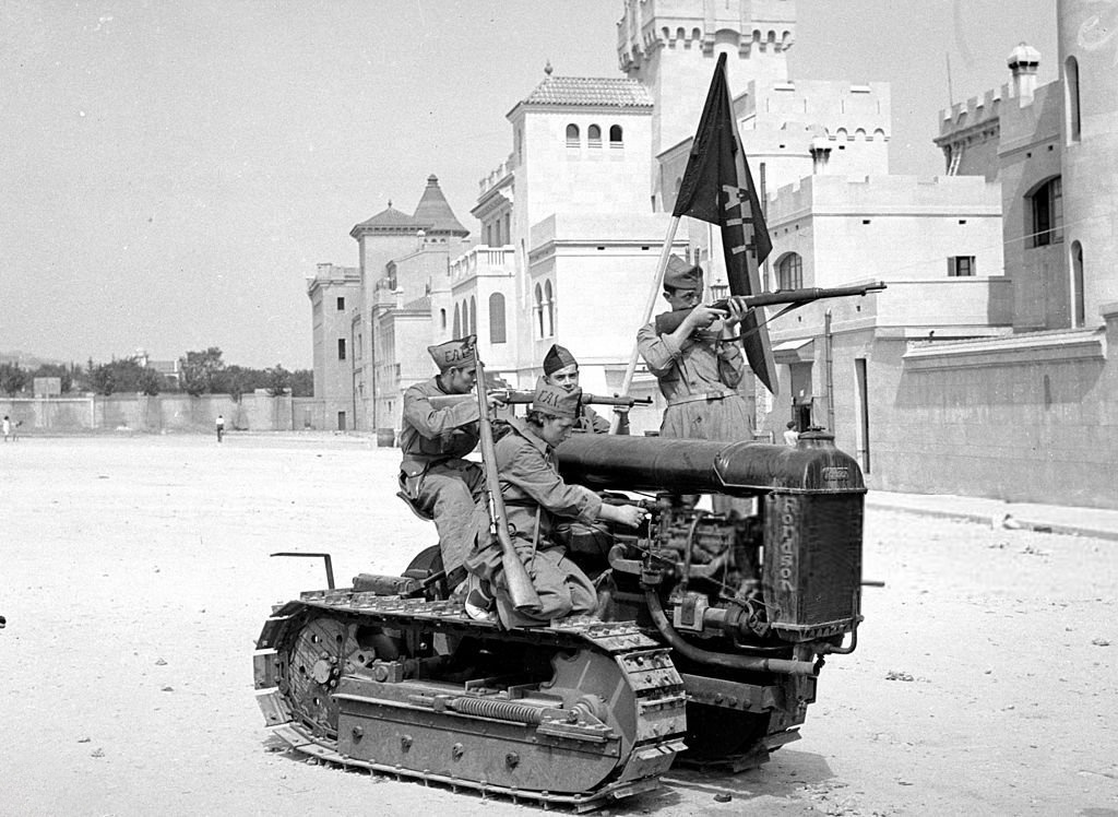 libertame_'s tweet image. Tres milicianos y una miliciana de los Aguiluchos de la FAI, posando para el fotógrafo, en un tractor Fordson, en los cuarteles Bakunin. Barcelona.28 de Agosto de 1936

Esta tiene mejor calidad

Todas estas fotografía maravillosas de los Aguiluchos de la FAI,son de Pérez de Rozas