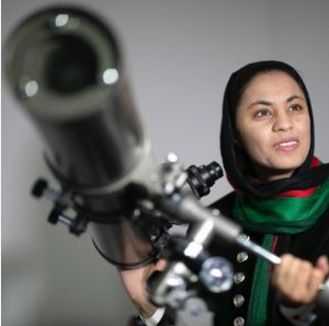 📣 Munduko eragin handien duten 100 emakumeetariko bat entzun nahi duzu? 

💫 Gaur, 19:00etan, Iruñeko <a href="/pamplonetario/">Planetario Pamplona</a>-n Amena Karimyan afganiar astronomoak “Astronomia zientziaren hatsa mantentzeko” hitzaldia emango du. 

👉 Sarrera doan, lekuak bete arte.