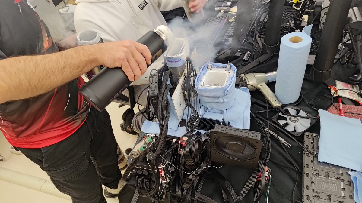 AsusFrance's tweet photo. Bienvenue dans le laboratoire d'overclocking!🧪
Nous avons invité plusieurs overclockers au siège d'ASUS pour overclocker la carte mère Pro WS W790E-SAGE SE. Résultat:

🌎10 records du monde
🏅23 premières places mondiales

Découvrez-le 👉https://t.co/CVedl0zqs4

Félicitations 🎉 https://t.co/Opiln71x25