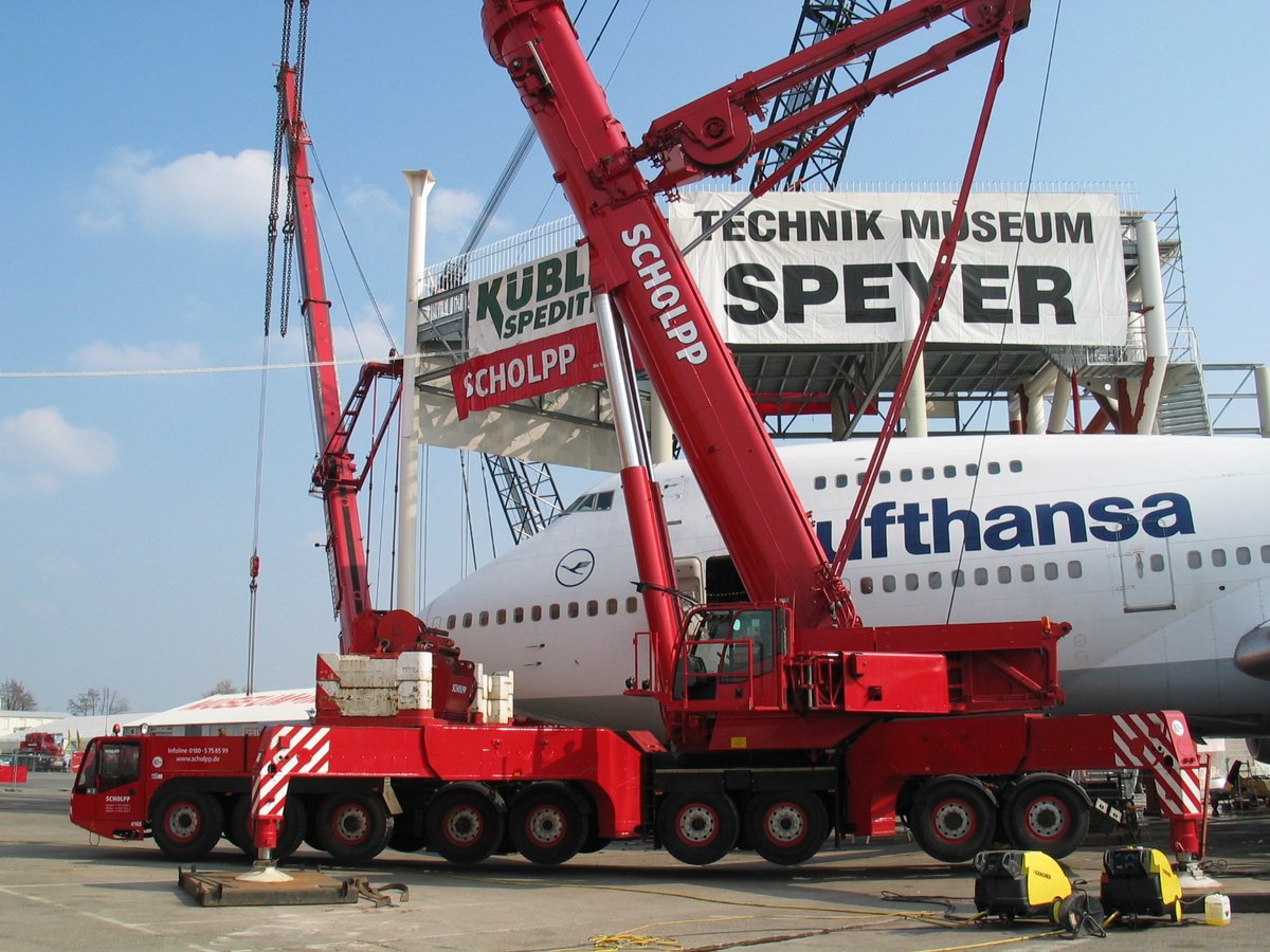 museumtechnik's tweet photo. Pünktlich um 11 Uhr begann am Donnerstag, 27. März 2003, also vor 20 Jahren, der Hebevorgang unserer #Boeing 747-200. Im Einsatz waren ein Raupenkran Demag 22 2500 (Auslegerlänge 84 m), ein #Autokran AC 300 (Auslegerlänge 54 m) und ein Autokran AC 650 (Auslegerlänge von 50m). https://t.co/DPbZeLgUuw