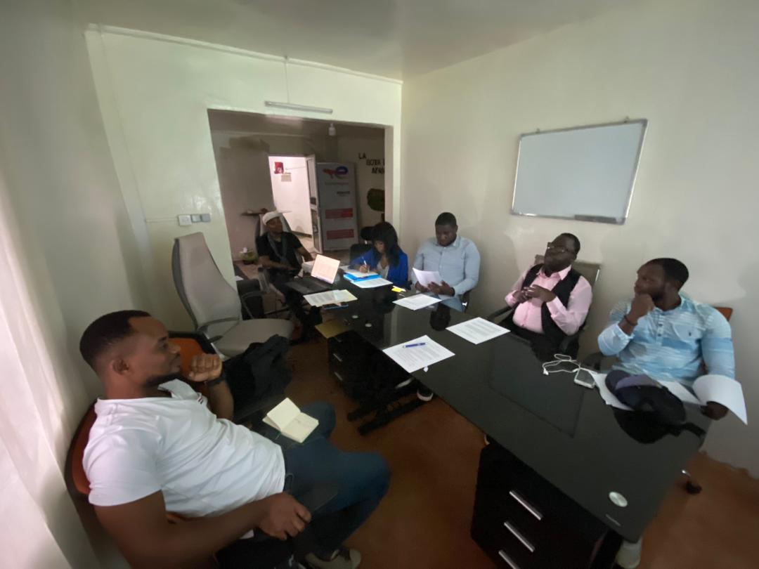 .<a href="/YALINetwork/">YALI Network</a>-EG 🇬🇶 estrategiza en su oficina temporal <a href="/HubDreams/">Dreams•Hub (梦想中心)</a> Tech, Emprendimiento, Investigación e innovación. 

"Haz lo que puedas, con lo que tengas, donde estés". – Theodore Roosevelt.  

📸: <a href="/GloriaLopeo/">Gloria Lopeo</a> <a href="/cristeteo/">Cristian</a> <a href="/BlasObama/">BLASSTECH</a> RNtutumu <a href="/ivanlotti/">Ivan Dougan</a> <a href="/CustodioLs/">ANGEL CUSTODIO</a> @NchasoOscar