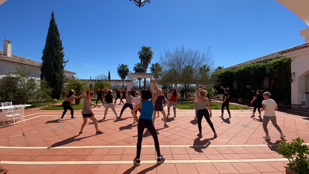 fundacionEMET's tweet photo. Este fin de semana nuestra C.T. 'La Muela' se ha llenado de mucho arte 💃.

Nuestras usuarias recibieron una clase magistral de #FitFlamc a cargo de la academia Mª José Soldado con la que pasaron una mañana magnífica de deporte y baile. 

¡Les encantó!💙 #FundaciónEMET https://t.co/ixYQibmO3y