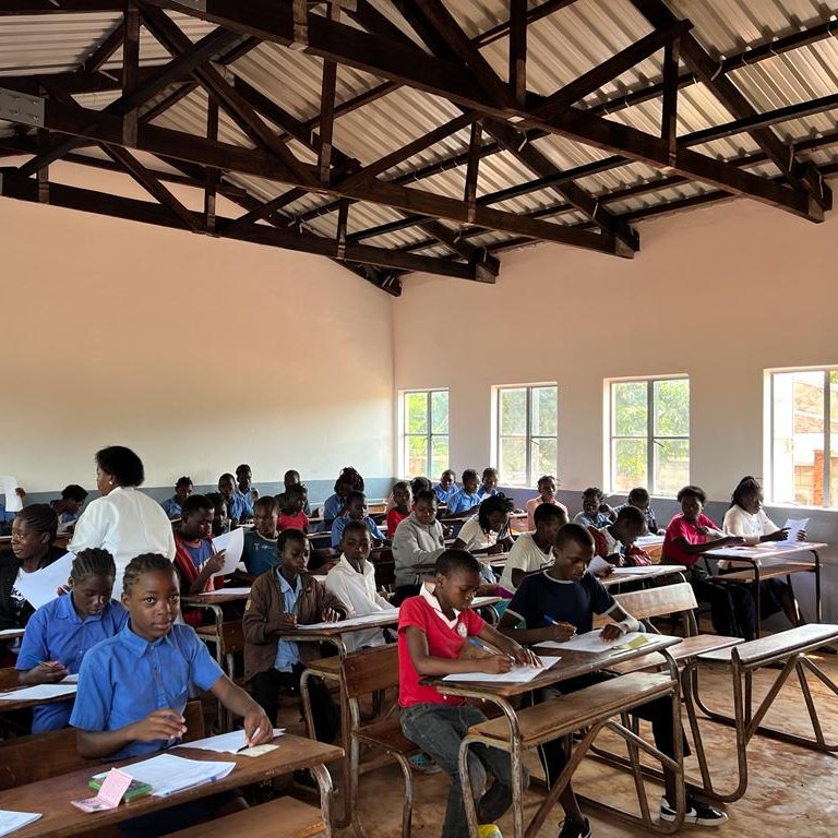 UNICEF_Moz's tweet image. #BuildingBackBetter works! Since Cyclones Idai and Kenneth in 2019, UNICEF has supported the reconstruction of over 1,000 climate-resilient classrooms, none of which were damaged during #CycloneFreddy.  (1/2)