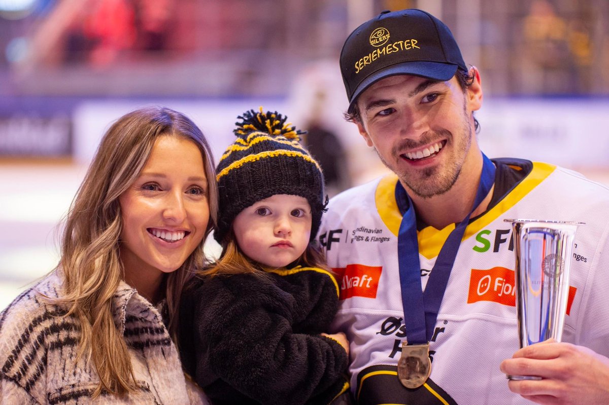 StavangerOilers's tweet photo. Big congratulations to the Gervais family who welcomed little baby Steele on Saturday! 💛🖤✨

Foto: Lars K. Aalgaard. @Gervais_09 https://t.co/k6B3EvaBGe