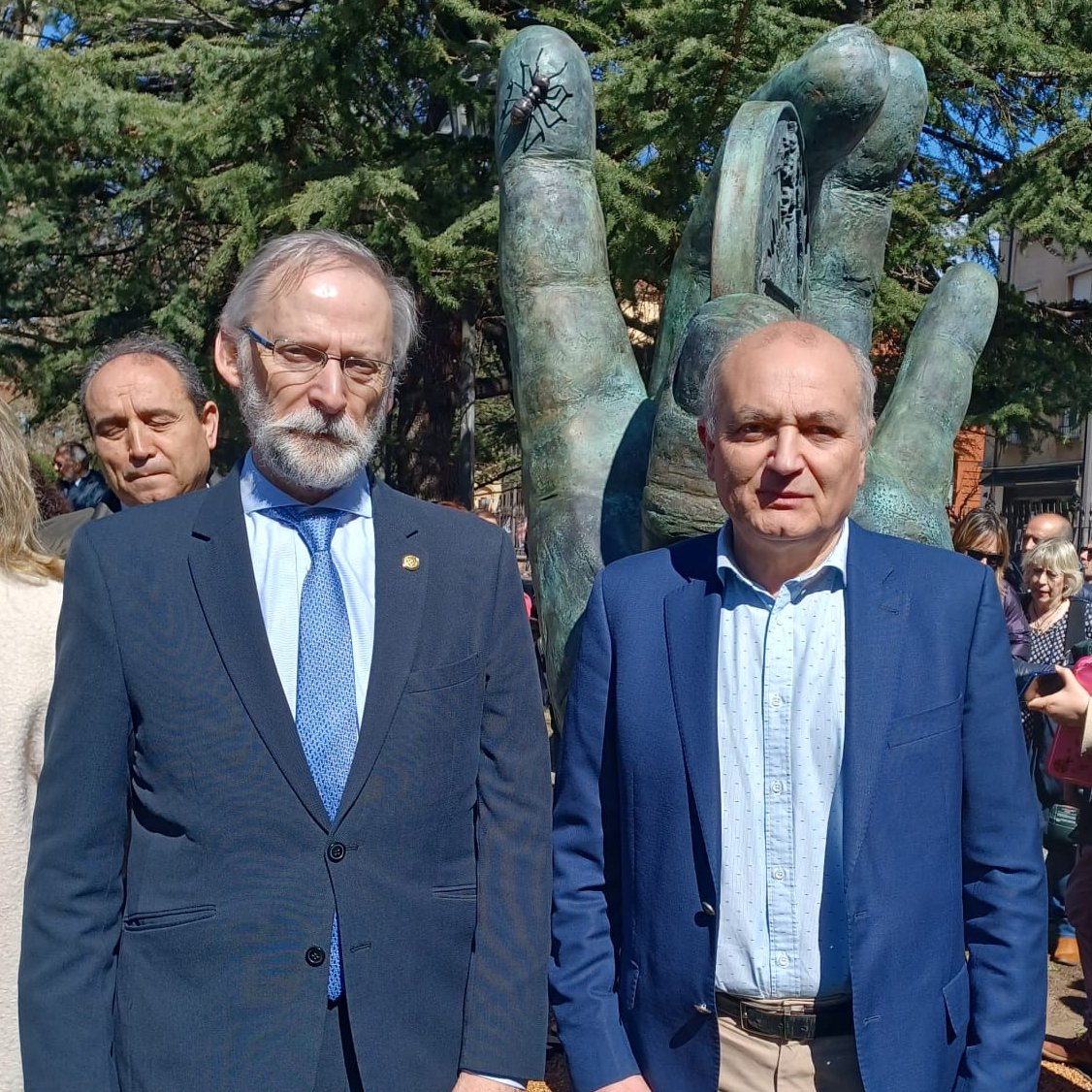 colproleon's tweet photo. El viernes arropamos a @colvetleon en la inauguración de la estatua que ha donado a la ciudad de #leonesp : una mano que surge de la tierra como recuerdo de que la profesión veterinaria sigue reclamando que debemos velar por el medio ambiente.
#ColegiosProfesionales #colproleon https://t.co/inxyIbMkZ6
