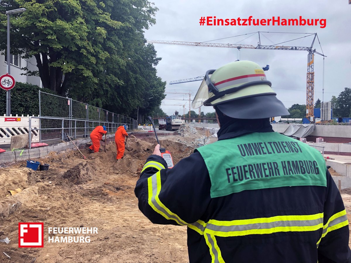 FeuerwehrHH's tweet photo. 🔴 AKTUELL - In der Straße #AlterWall in der #Altstadt von #Hamburg wurde offenbar eine Gasleitung angebohrt.
Wir sind mit Kräften der #Berufsfeuerwehr und @TuUWF32 vor Ort.
Meiden Sie den Bereich.
#EinsatzfürHamburg https://t.co/6A6p9SZeLH