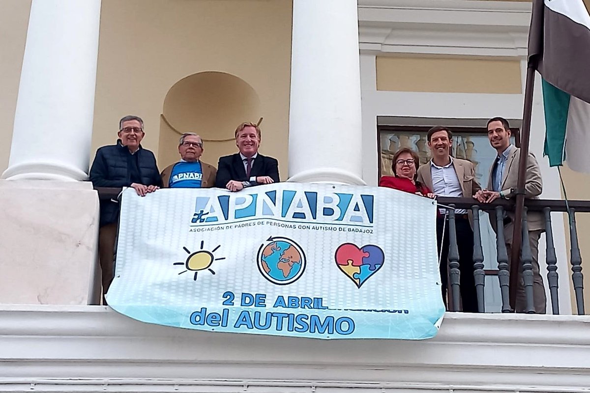aytodebadajoz's tweet photo. 🤝 El próximo domingo día 2 de abril se celebra el Día Mundial de Concienciación del #Autismo

💙 Esta mañana se ha desplegado la lona conmemorativa de #APNABA en el balcón del Ayuntamiento de #Badajoz https://t.co/MHWWuyvaCI