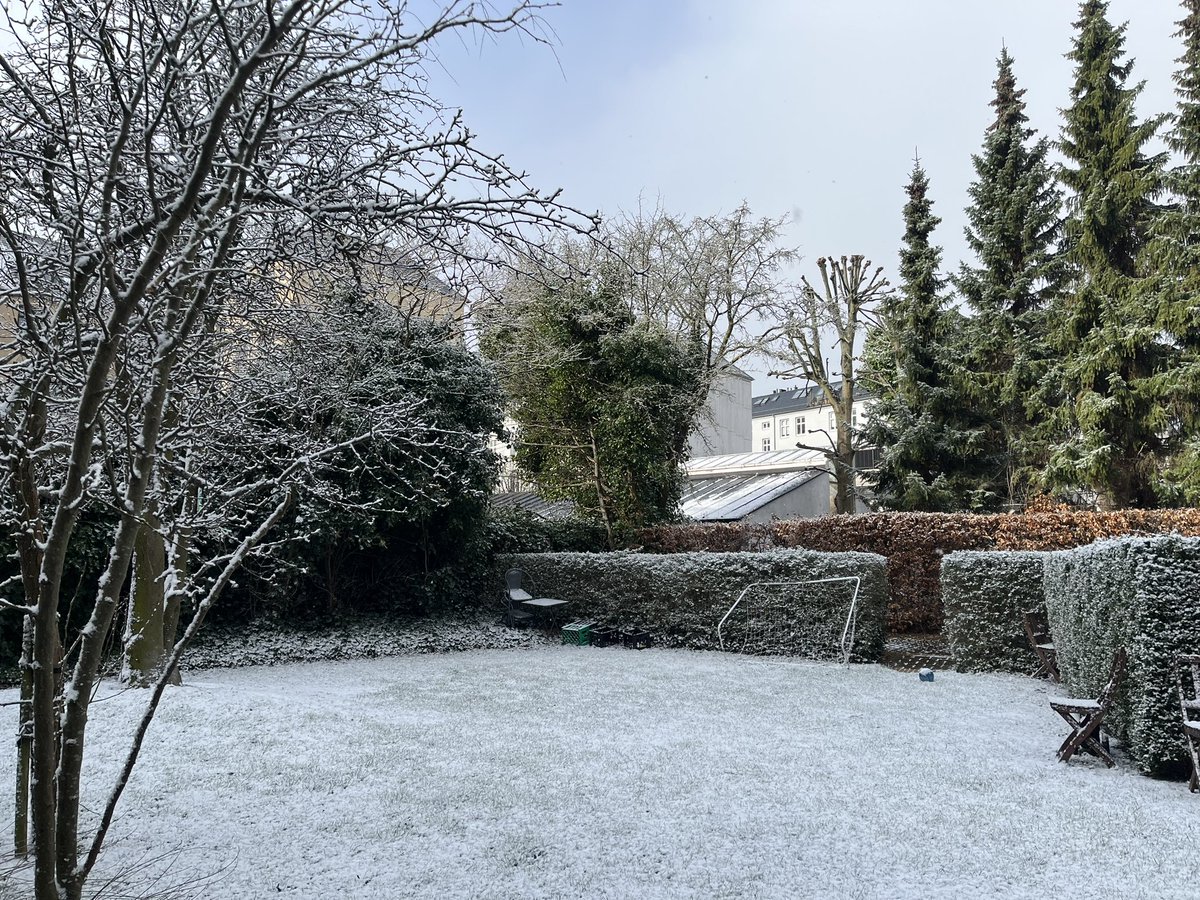 Dries_Willems's tweet photo. Woke up with nice sunny ☀️ weather this morning in Copenhagen, combined with a heavy snow storm ⛄️ 

#SpringInDenmark https://t.co/LArpkbgTvt