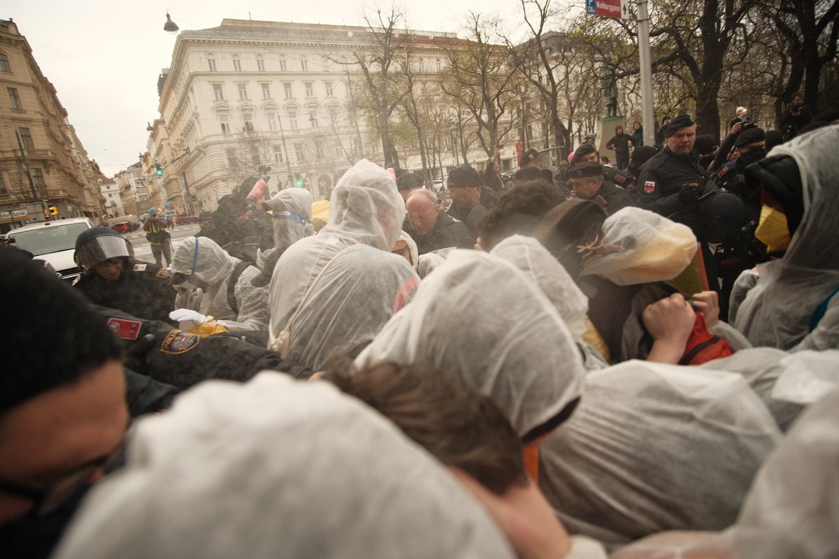 Vielen Dank für die Berichterstattung <a href="/derstandard/">DER STANDARD</a>  derstandard.at/story/20001449… aber "soll" Pfefferspray eingesetzt haben? - Das haben sie definitiv! #w2703 #blockgas #endgas