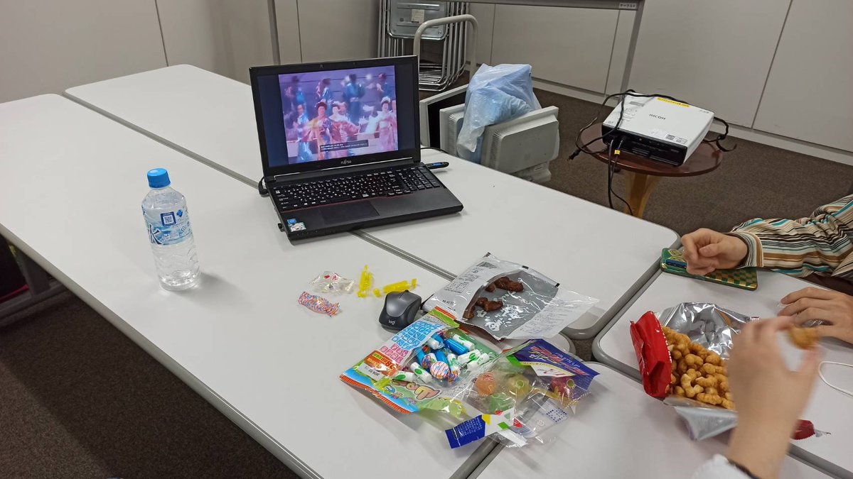 JETLIC3's tweet photo. Terakoyaイベント終了後の打ち上げの様子をご紹介！
マツケンサンバ見ながらお菓子を食べる平和？な打ち上げです…！ https://t.co/BprGhpc1Wx