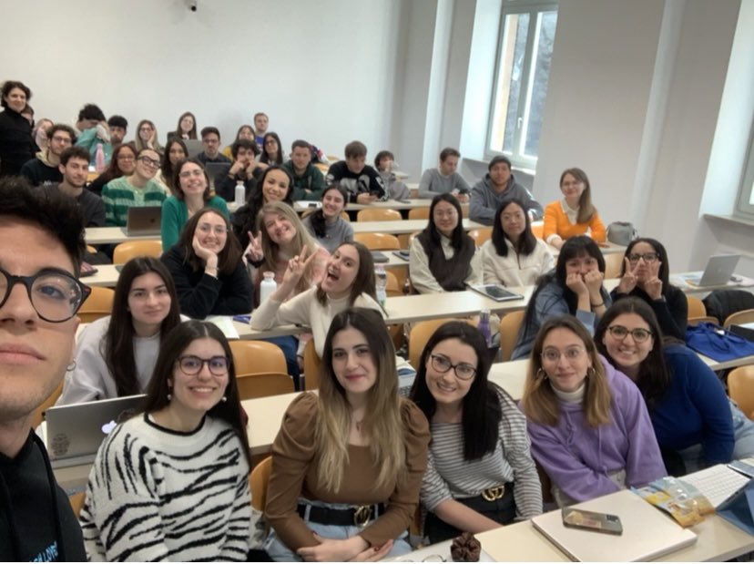 FChiusaroli's tweet photo. #selfiedisblab #sblab #seidisblab #SBLab23 #scritturebrevi a @UniMC 🤳 https://t.co/L9aZfmwrvk
