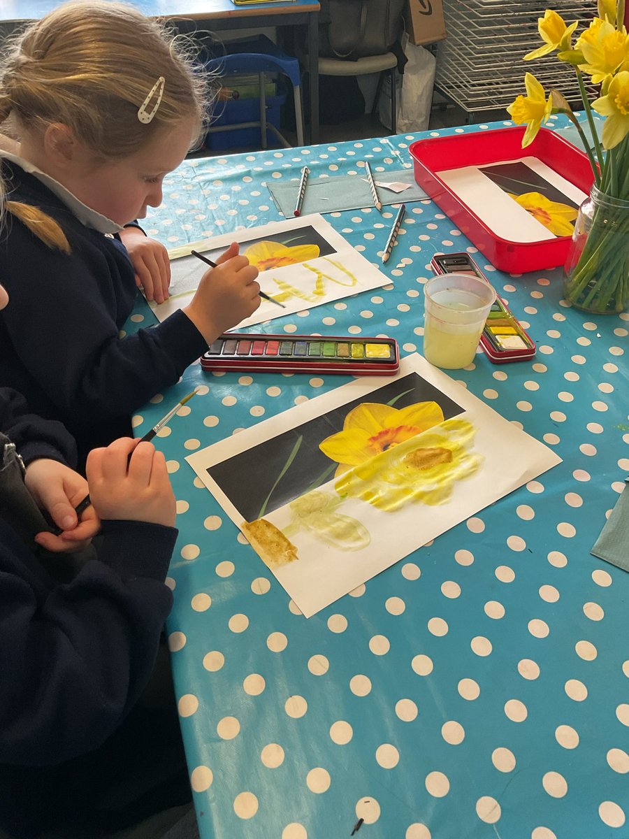 InfantWalsh's tweet photo. Signs of Spring in Silver Class this Monday morning 🌸beautiful observational paintings of daffodils using watecolours. https://t.co/Jzp9jOUDYz
