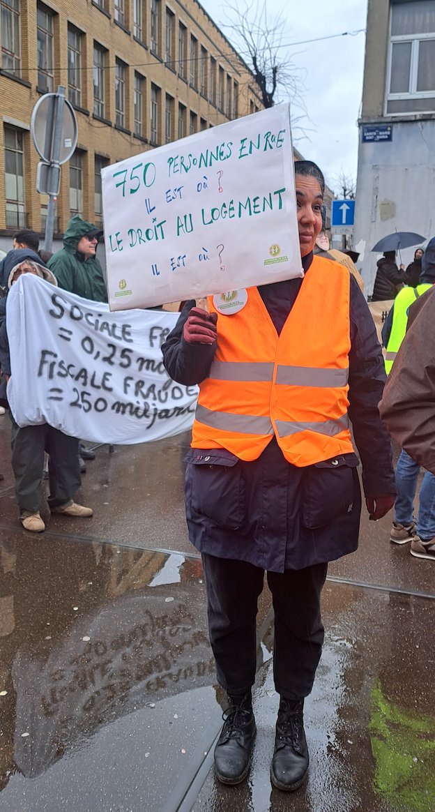 InfirmiersDeRue's tweet photo. La pluie ne nous a pas arrêté : Infirmiers de rue était présent, �� Liège et à Bruxelles, au #HAD2023 pour réclamer le droit au logement pour tous et toutes !

L'accès à un logement abordable est essentiel pour mettre fin au sans-abrisme !

#Logement #sansabrisme #droit https://t.co/SKdGAJdSER