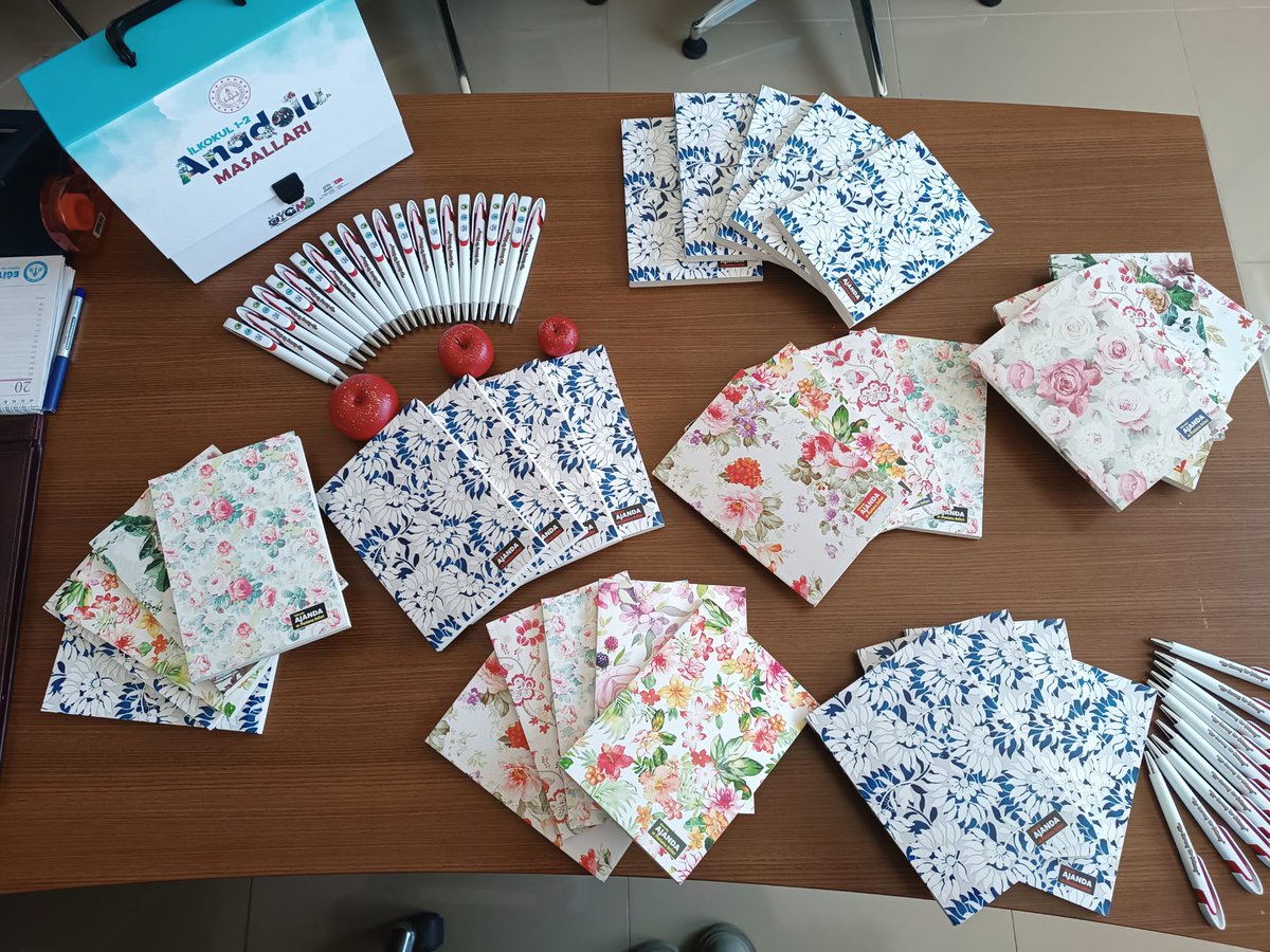 brvrmsprojesi's tweet photo. Proje faaliyetleri kapsamında masal yazacak öğrencilerimizin ajanda ve kalemlerini teslim ettik. @meb_dinogretimi @dogm_arge @yesilirmakaihl #erdemprojesi https://t.co/FuJuspG68Z
