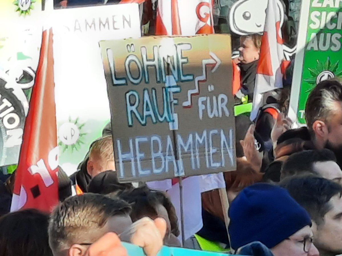 Loehnerauf's tweet photo. Seit 10 Uhr wird in Potsdam wieder verhandelt. Wir streiken auch heute an den Berliner Krankenhäusern und demonstrieren mit unseren Kolleg*innen von der Bahn und vielen anderen in Potsdam für unsere Forderungen: 10,5% mehr im ÖD, mindestens 500€, mindestens 200€ für Azubis! https://t.co/LYarn6Ptbd