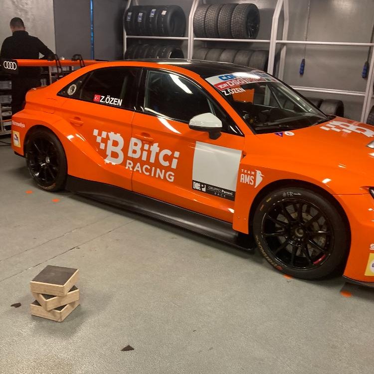 🏁 #BitciRacing takımımız sezonun ilk yarışı için İtalya'ya doğru yola çıktı.

3 aracıyla yarışta start alacak takımımıza ve #Bitci Ana Sponsorluğu'nda yarışacak olan sporcumuz Zekai Özen'e başarılar dileriz! 💪☺️

Galibiyet dolu bir sezon olsun! 🏎️