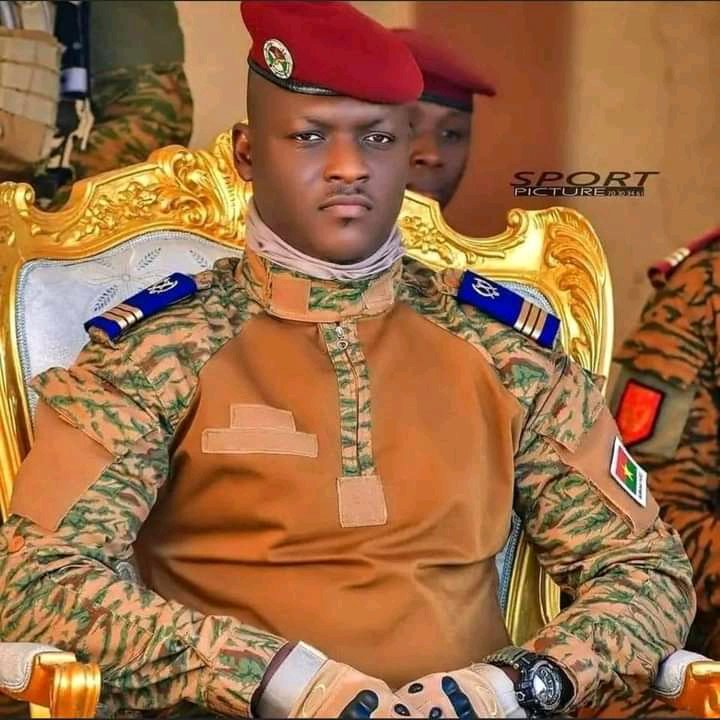 laszinaba's tweet image. Du désespoir à l’espoir 
De la peur au courage 
De la parole à l’action
Du mensonge à la vérité 
Des ténèbres à la lumière 
De la guerre à la paix 
De la mort à la vie afin que vive le FASO

À dimanche prochain président!

#Donsharp de Batoro