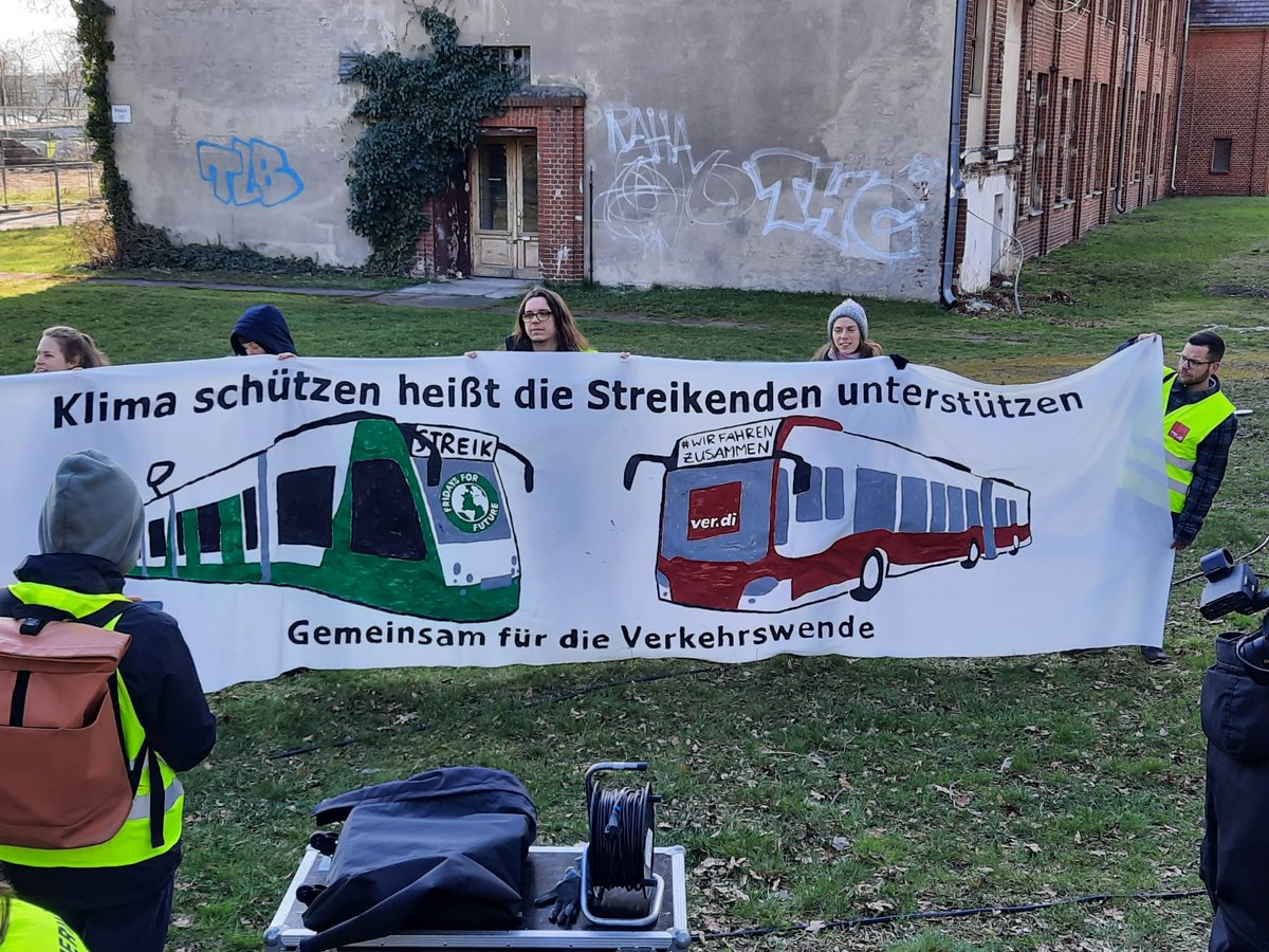 Loehnerauf's tweet photo. Seit 10 Uhr wird in Potsdam wieder verhandelt. Wir streiken auch heute an den Berliner Krankenhäusern und demonstrieren mit unseren Kolleg*innen von der Bahn und vielen anderen in Potsdam für unsere Forderungen: 10,5% mehr im ÖD, mindestens 500€, mindestens 200€ für Azubis! https://t.co/LYarn6Ptbd