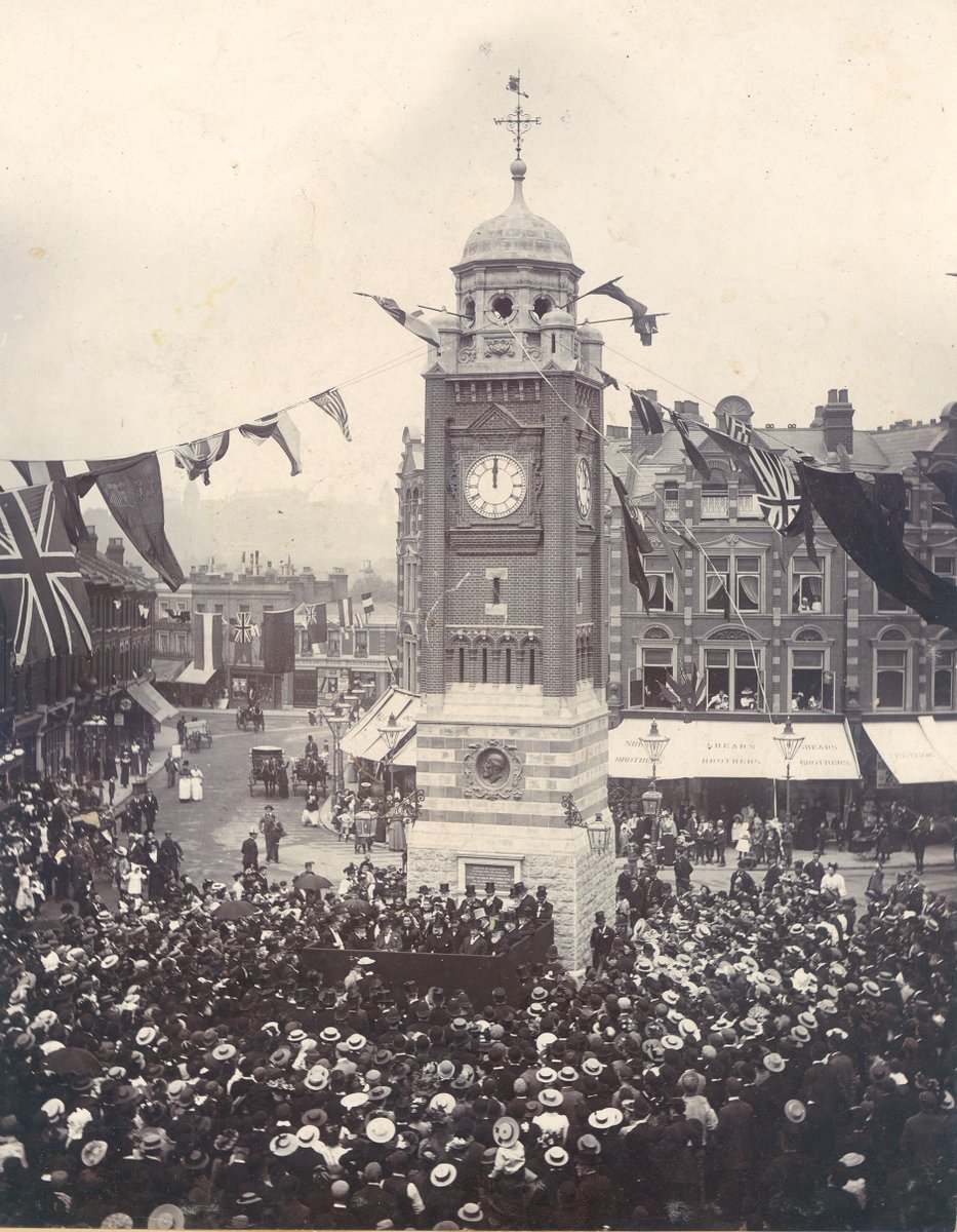 🧵4
This photo shows the grand unveiling of the Crouch End clocktower in 1895. The clocktower has become an iconic landmark within the borough and acted as a rallying point for the suffragettes in the early 1900s.
(Image from the collections and © Bruce Castle Museum &amp; Archive)