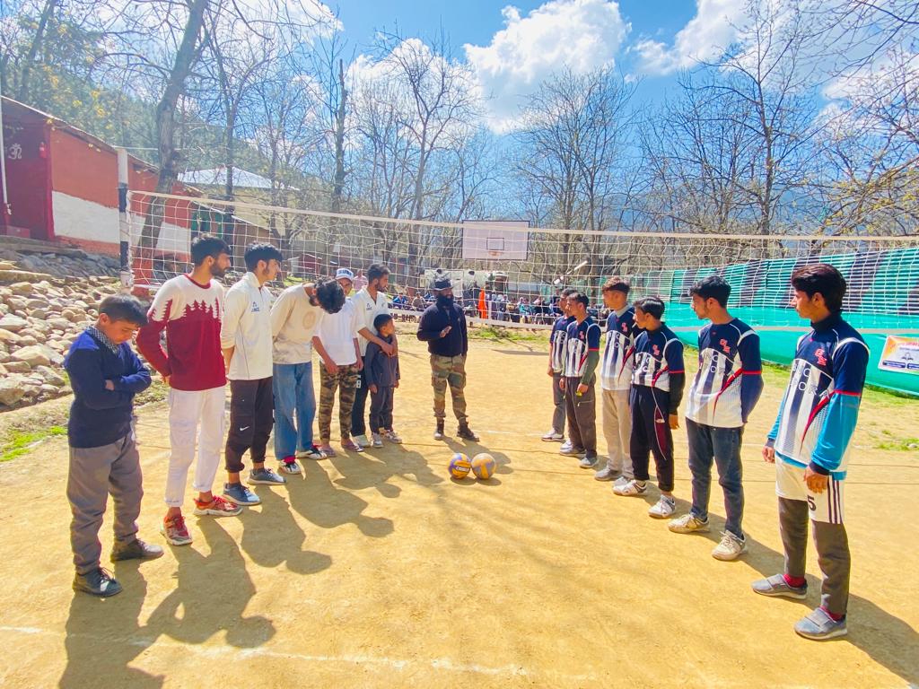 Nusaratkhan11's tweet photo. Zorawar Garrison organized A Friendly Inter Youth Club Volleyball Matches for the youth of Lolab

#IndianArmy 
#ProsperousKashmir 
#YouthofKashmir
#VandeMaTaram
#IAmKashmir
#SentinelsofLolab
#ProsperousKashmir https://t.co/YooYWuJIxt