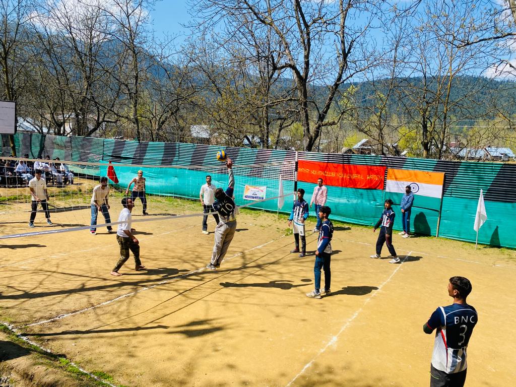 Nusaratkhan11's tweet photo. Zorawar Garrison organized A Friendly Inter Youth Club Volleyball Matches for the youth of Lolab

#IndianArmy 
#ProsperousKashmir 
#YouthofKashmir
#VandeMaTaram
#IAmKashmir
#SentinelsofLolab
#ProsperousKashmir https://t.co/YooYWuJIxt