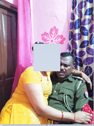 कानपुर 

➡️दारोगा की अश्लील फोटो हुई वायरल

➡️युवती के साथ दारोगा का फोटो वायरल

➡️सेक्स रैकेट का संचालन करवा रहा दारोगा-सूत्र

➡️पूर्व में थाना कैंट में तैनात रहा है दारोगा.

#Kanpur