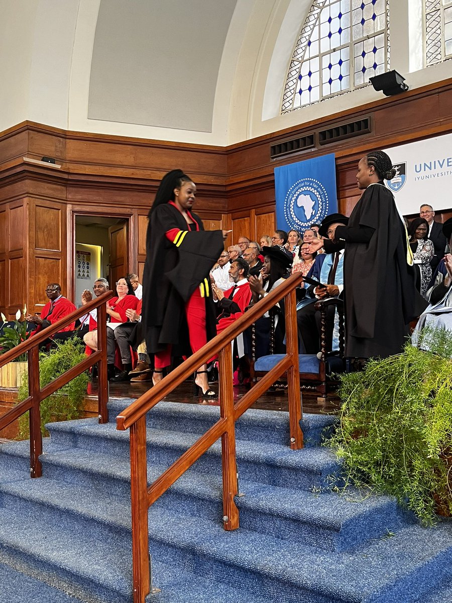 UCT_news's tweet photo. Congratulatory cheers fill up the hall as graduands make their way to the platform to get capped at the #UCTGrad2023 ceremony. https://t.co/sbpd66ZEn2