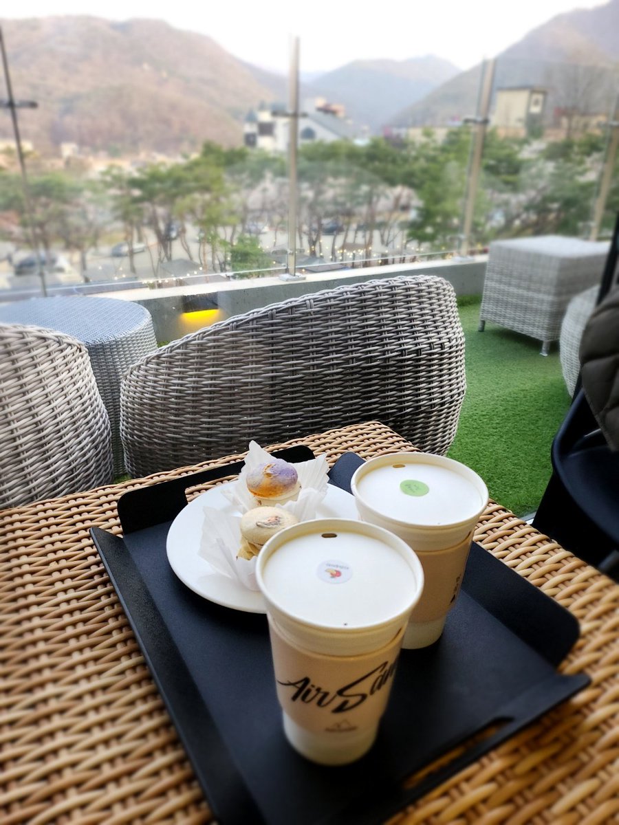 오늘의 데이트~
20년가까이 함께하는 사람이지만
아직도 둘이하는 데이트도 너무 좋아요~
누군가 함께 있으면 더 좋을텐데~^^