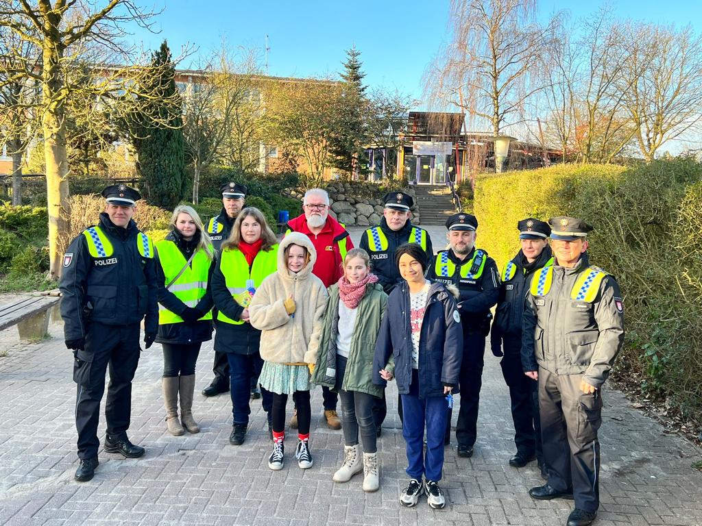 fvs_fhh's tweet photo. Heute fand an einer Schule die Aktion "Rücksicht auf Kinder" statt. Hierbei wurden Kinder und Eltern von den Partnern des Forum Verkehrssicherheit @PolizeiHamburg,  @hh_bsb, @schulprojekte, @ACE_autoclub, @AdacHansa  über einen sicheren Schulweg ohne Elterntaxis informiert. https://t.co/U5Yq0S2ACA