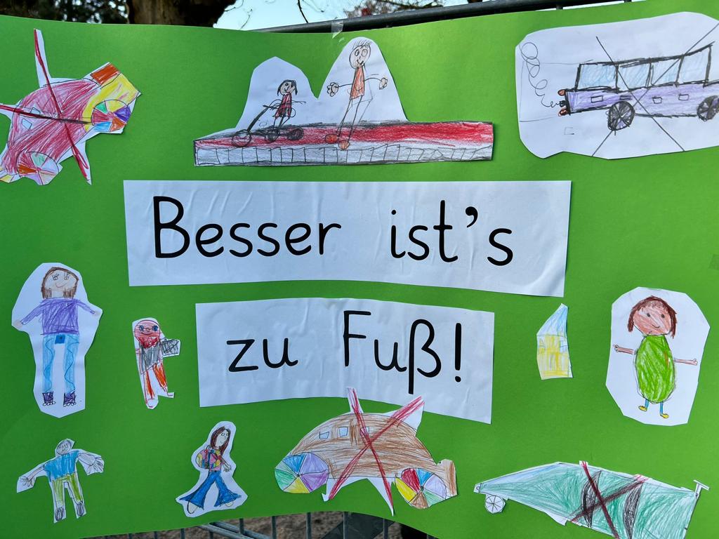 fvs_fhh's tweet photo. Heute fand an einer Schule die Aktion "Rücksicht auf Kinder" statt. Hierbei wurden Kinder und Eltern von den Partnern des Forum Verkehrssicherheit @PolizeiHamburg,  @hh_bsb, @schulprojekte, @ACE_autoclub, @AdacHansa  über einen sicheren Schulweg ohne Elterntaxis informiert. https://t.co/U5Yq0S2ACA