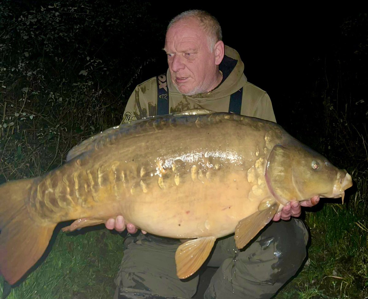 Just in- Stu, fishing as a guest of a #stgeorgeslake member lands the “Scaley Simmo” at 34lb 2oz.. #bigcarp #carp #carpfishing #fishing #fishinglife #fishingislife #angling #mirrorcarp