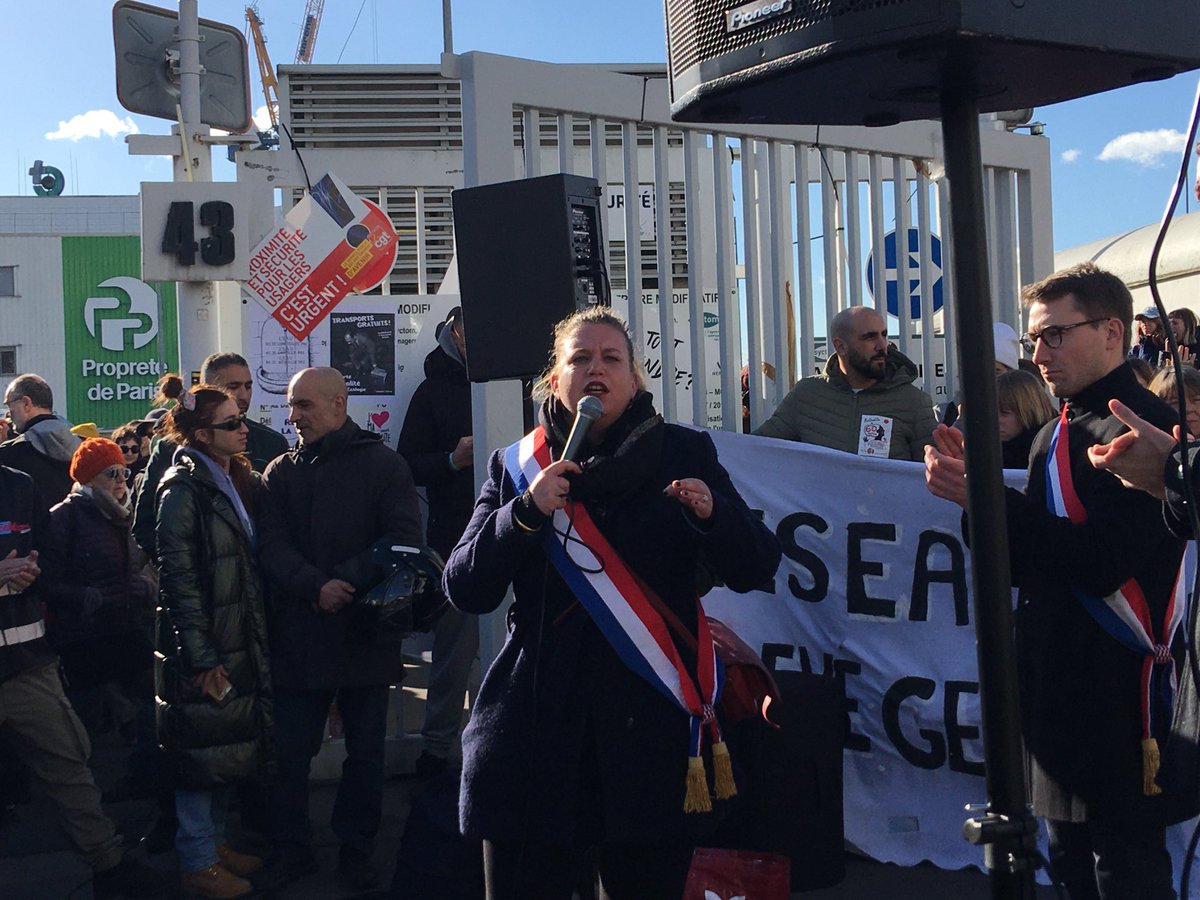 roigines1's tweet photo. #Blocage en cours au TIRU d’Ivry. Rien ne rentre et rien ne sort
Solidarité avec les éboueurs en grève 
Venez en renfort au 41 rue Bruneseau Paris 13
#Greve27Mars #Manifestation #poubelles https://t.co/QgWJkTu6Pw