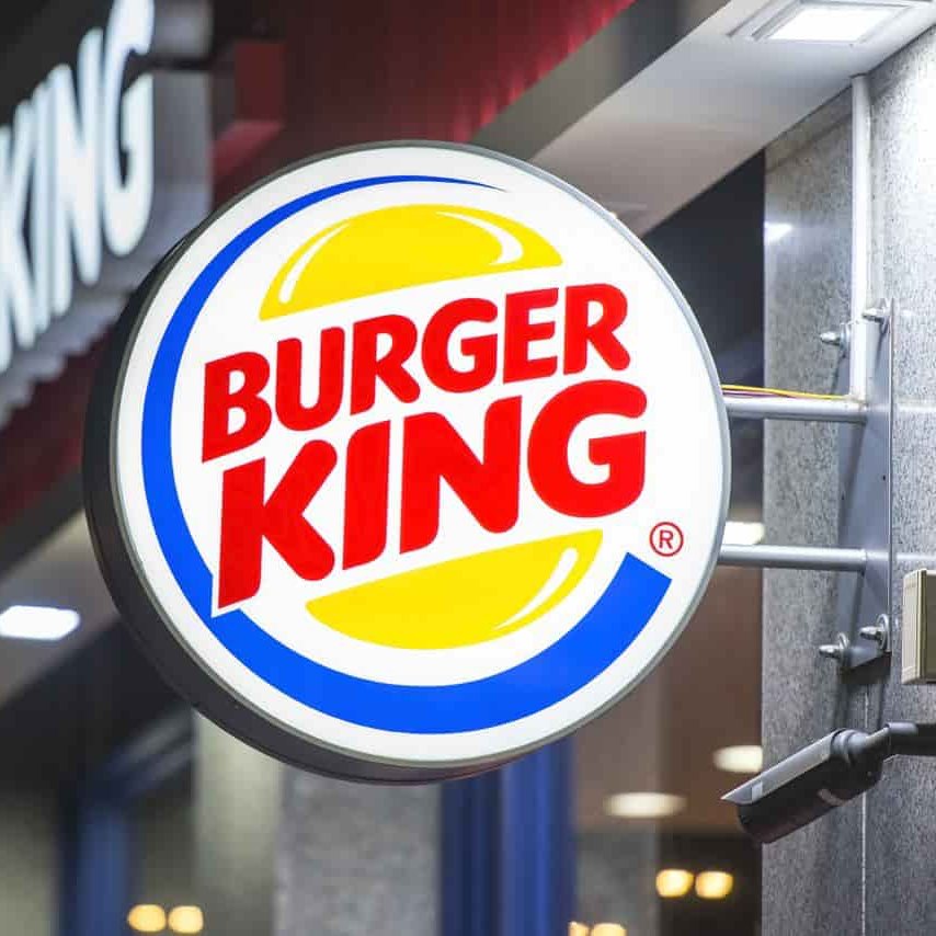 Crypto__Goku's tweet image. Les Burger King de Paris ont installés de machines de location de powerbank Instpower qui acceptent les paiements en #crypto⚡️

#Instpower s'est associé à #BinancePay et #AlchemyPay pour permettre à ses utilisateurs de payer dans de nombreuses #cryptomonnaies.