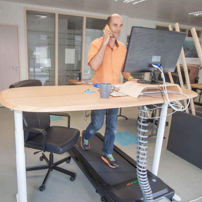 Comment maigrir au bureau en marchant ? 🚶‍♀️💪 Toute la journée devant votre ordinateur ? Dur de rester actif et de perdre du poids ? J'ai adopté en 2013 le Walking Desk !
Résultats spectaculaires. J'ai perdu 15 kg, jamais repris ->livre "Maigrir au bureau". maigrir-au-bureau.com/tw/
