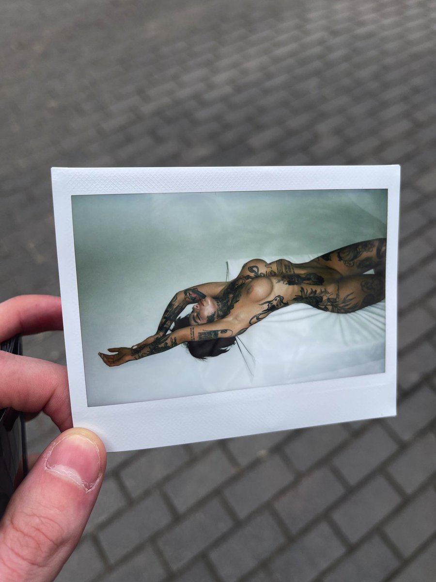 gn. I presented this instax to the model.