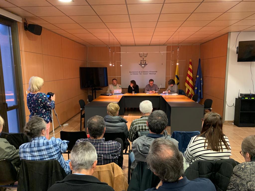 Republicansuni's tweet photo. Republicans Units està molt content d’haver pogut organitzar el debat de divendres passat sobre renovables a l’Ajuntament de #LaTallada. Els 
veïns van poder fer preguntes als ponents directament i entendre així les diferències entre Comunitat i Cooperativa energètica https://t.co/U7HknNki3Y