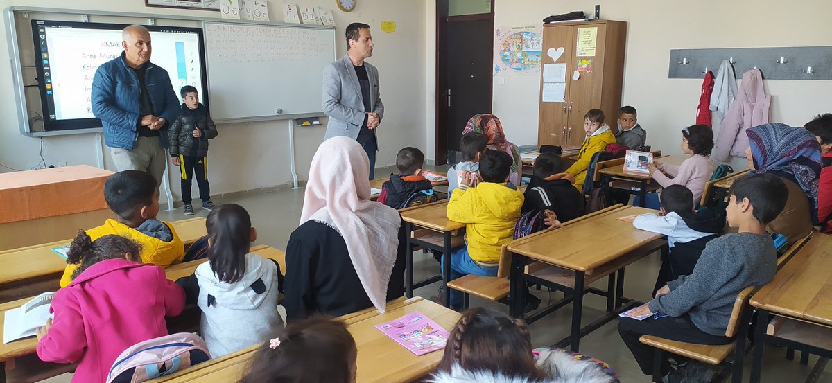 SamsatMem's tweet photo. Uzun bir aranın ardından öğrenci ve öğretmenimiz ile okullarımıza kavuşmanın, sağlıkla sınıflarımızın kapısını açmanın ve öğrencilerimizle buluşmanın hasretiyle yeni bir döneme merhaba diyoruz. 
@Abdulla28824664 
İlçe Milli Eğitim Müdürü https://t.co/qwZ0EQAJmJ