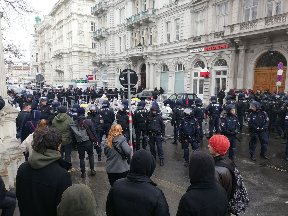 CommonEcologies's tweet image. Beautiful people doing the important work of blocking the undemocratic lobbyist #EuropeanGasConference in Vienna #BlockGas happening now