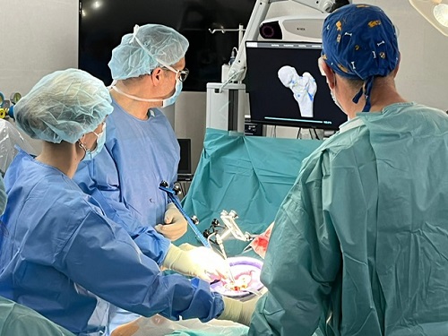 hospitaldelmar's tweet photo. El @hospitaldelmar implanta la #cirugíarobótica en las intervenciones de #cadera

Es el primer centro público de Cataluña que utiliza este tipo de tecnología en las intervenciones de #prótesis de cadera

https://t.co/6GXG2rWDS0 #cirurgiaortopèdica @fmarqueslopez @seccadera https://t.co/BuzFIu6rgu